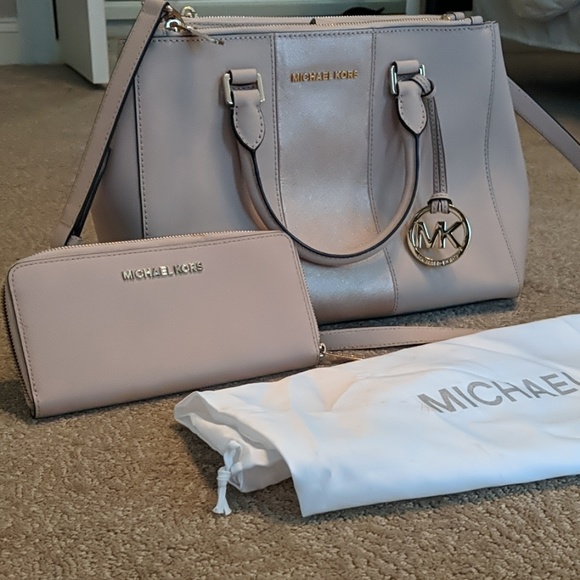 Michael Kors Handbags - VGUC Michael Kors metallic stripe Selma & wallet